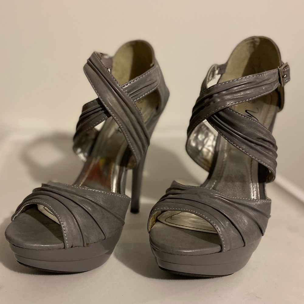 🚫‼️SOLD🚫‼️Gray Open toed strappy heels